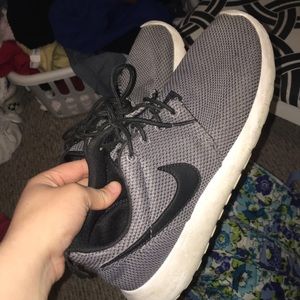 NIKE GRAY ROSHI RUNS
